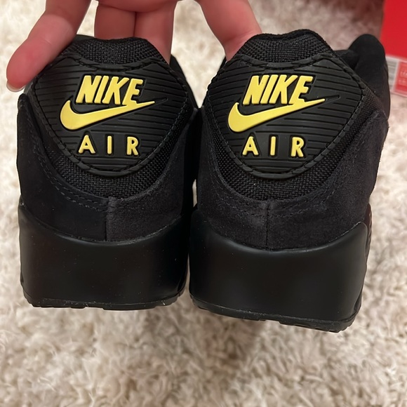Never worn: Nike Air Max 90 Black Yellow Strike Metallic Cool Grey - Picture 8 of 10